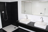 Dusche und Lavabos